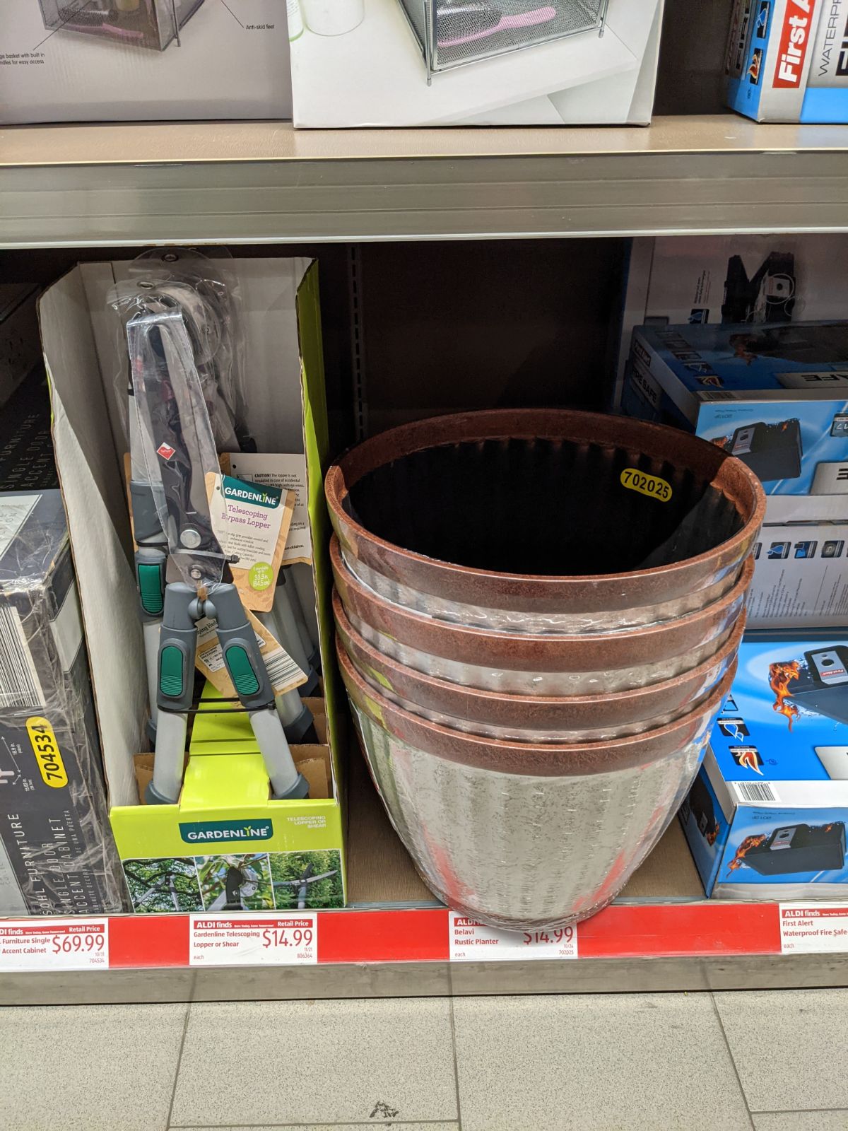 Aldi Gardenline accessories - pruners and large flower pots, found in December 2021