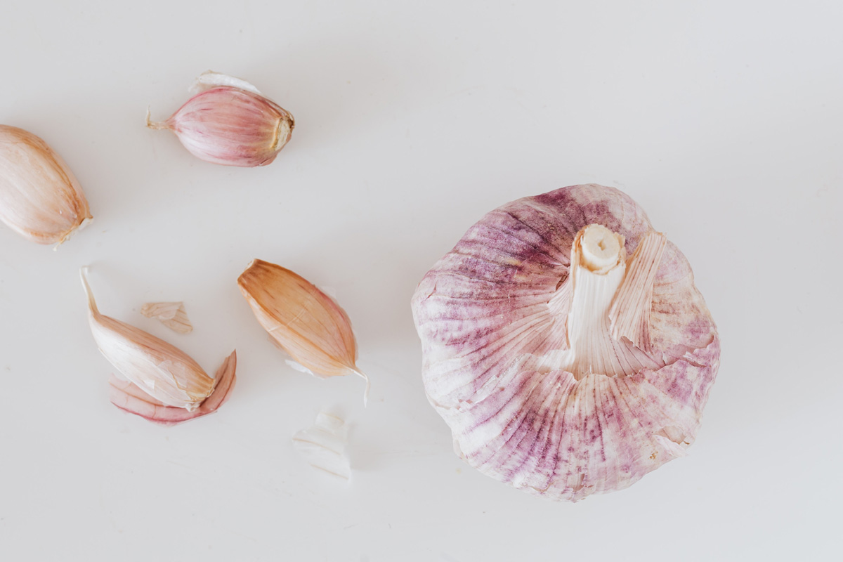 Garlic Bulb with a few cloves removed, ready for planting - Photo by Karolina Grabowska from Pexels