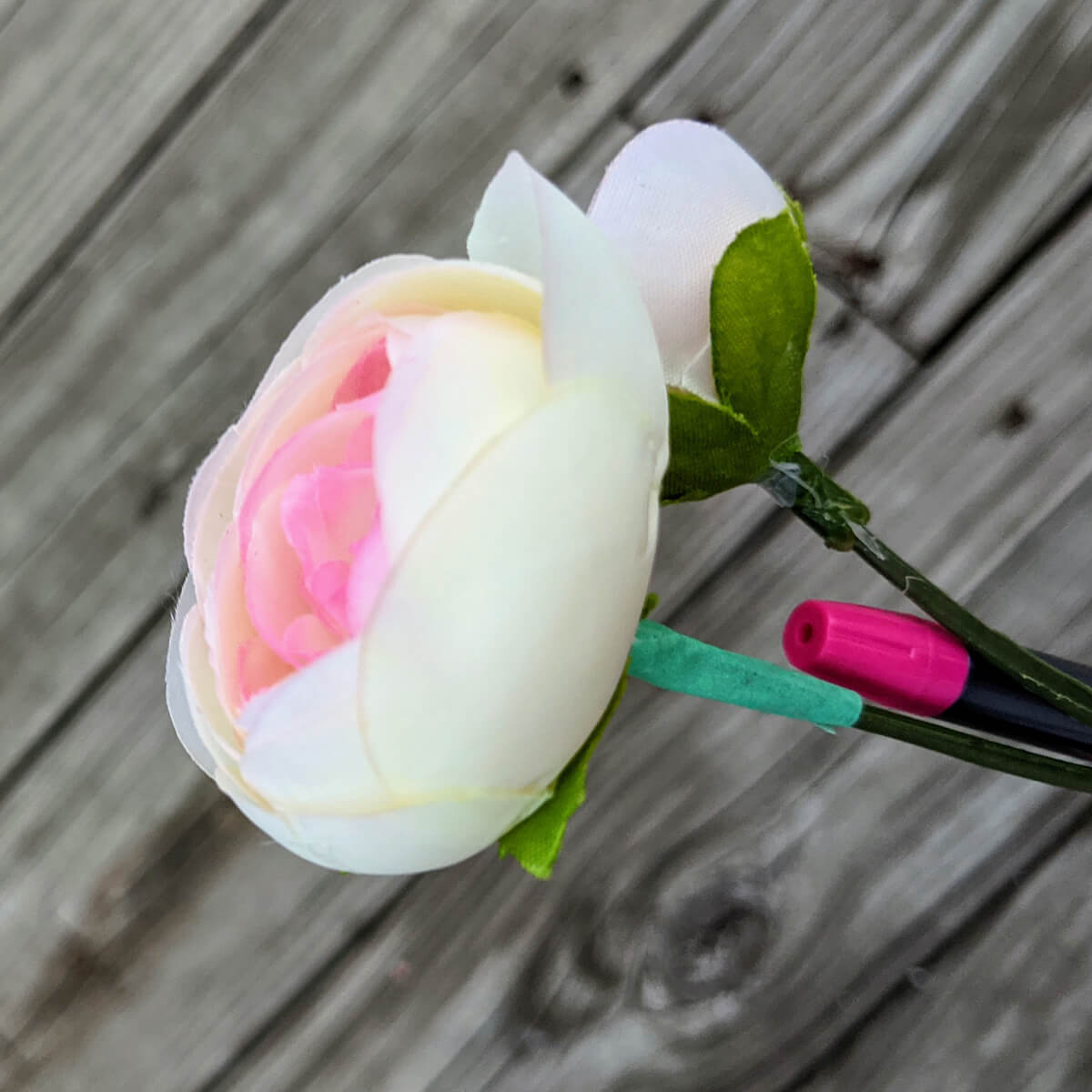 Line up the flower and pen to make pen roses.