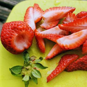 How to Hull a Strawberry: 2 Simple Ways